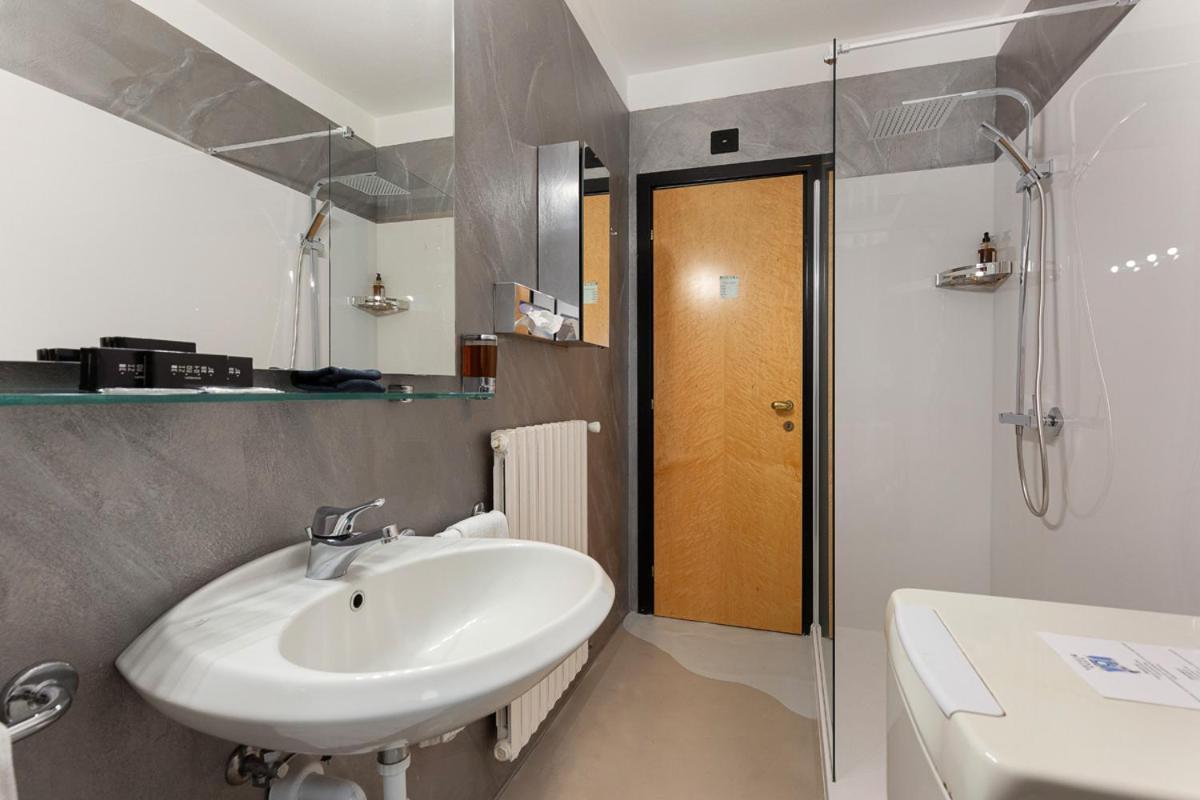 Casa Alle Colonne By Hotel Ancora Verbania Ngoại thất bức ảnh